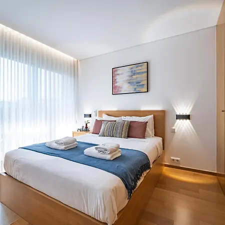 Tradition, Modernity & Light In With Garage Apartamento Oporto