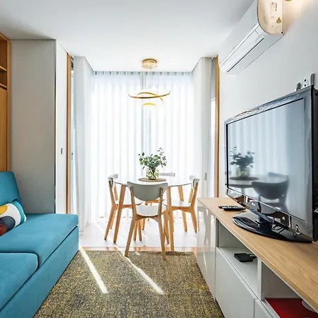 Tradition, Modernity & Light In With Garage Oporto