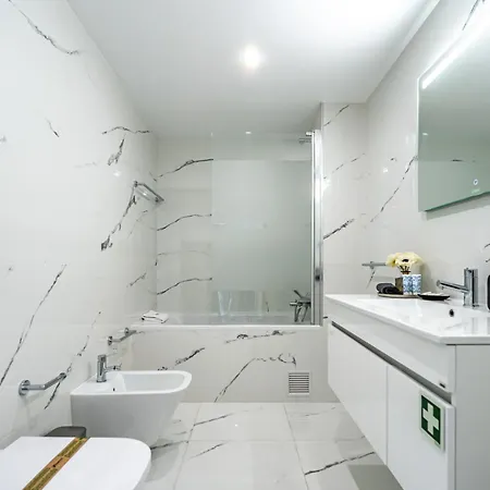 Tradition, Modernity & Light In With Garage Appartamento