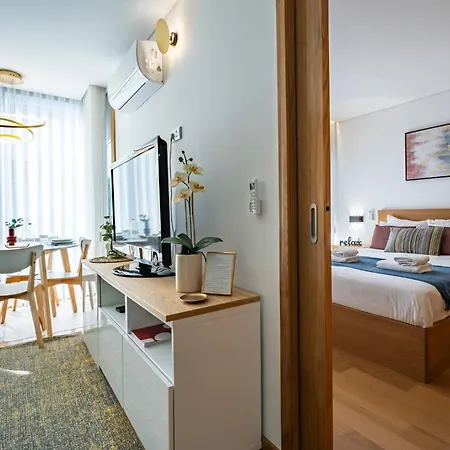 Tradition, Modernity & Light In With Garage Apartamento