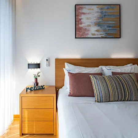 Tradition, Modernity & Light In With Garage Apartamento Oporto